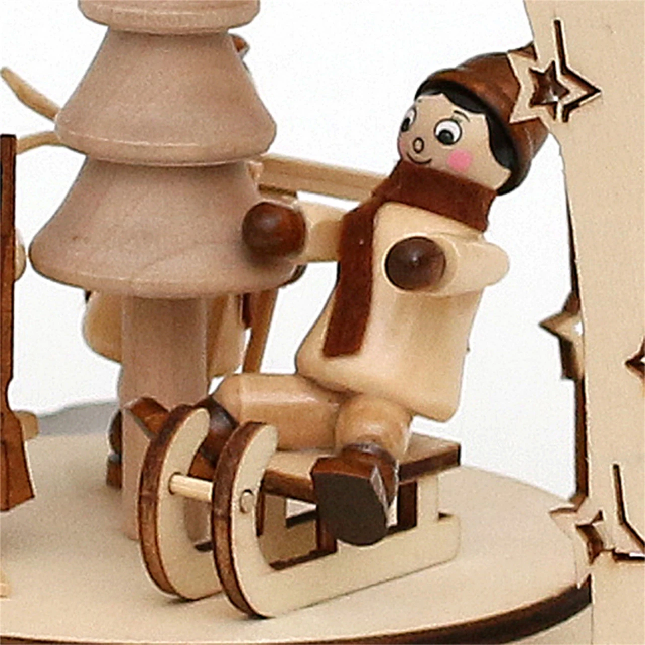 SIGRO Winterkinder Mit Ski Holz Teelichtpyramide 6 SIGRO Winterkinder Mit Ski Holz Teelichtpyramide – Bild 4